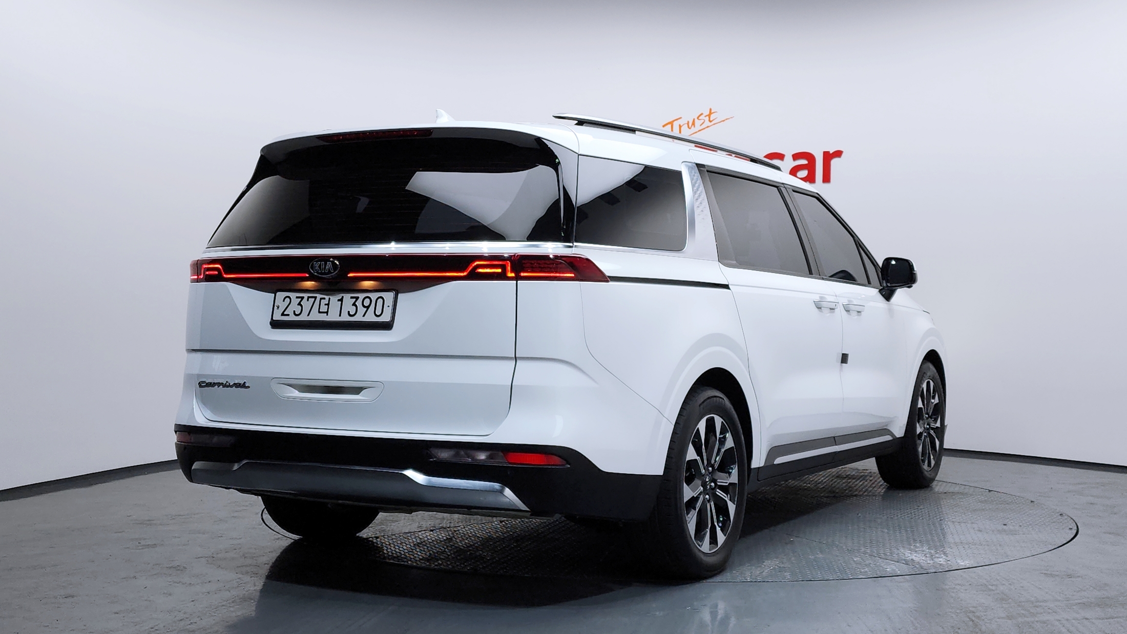 KIA CARNIVAL photo 2