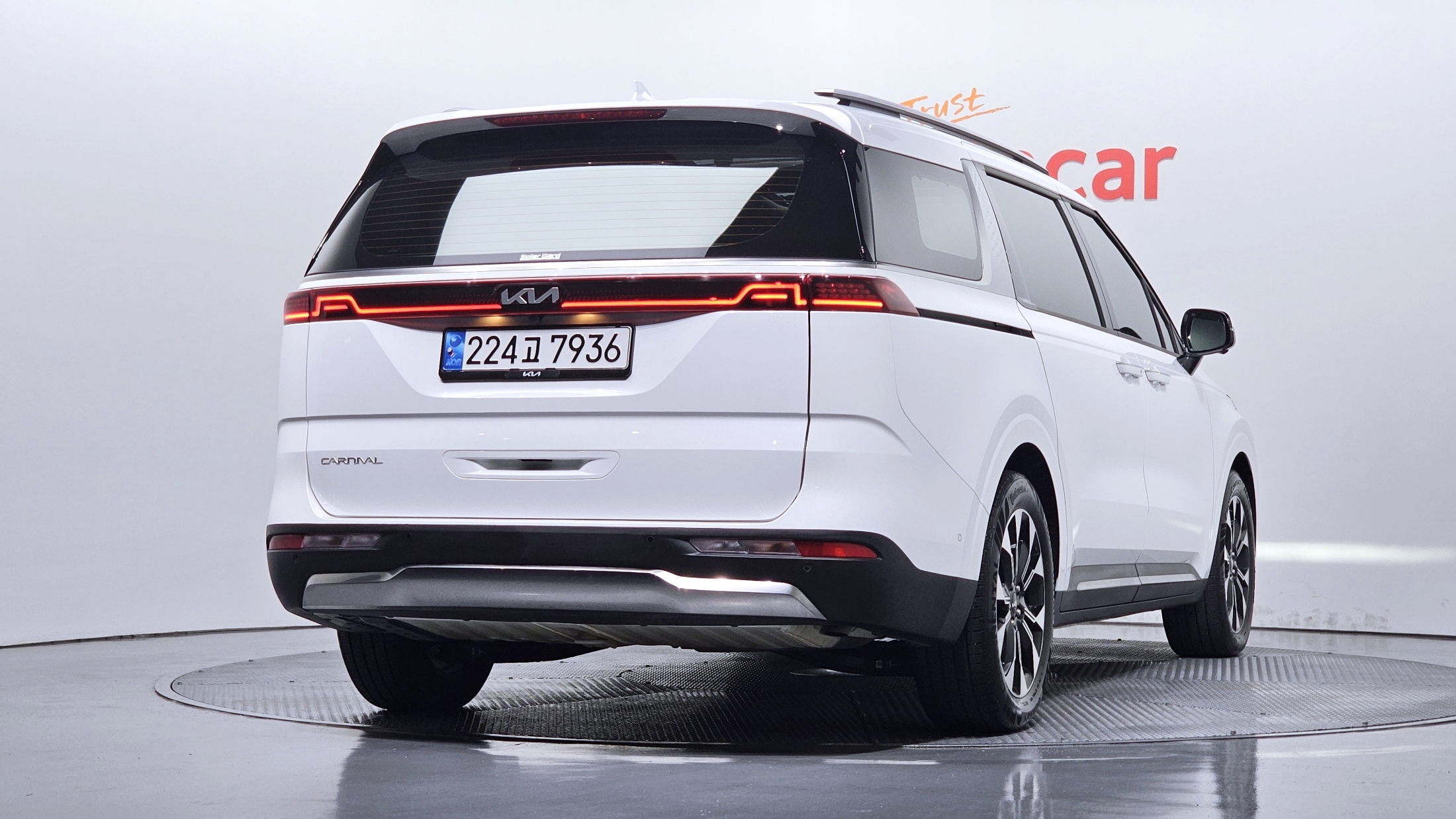 KIA CARNIVAL photo 3