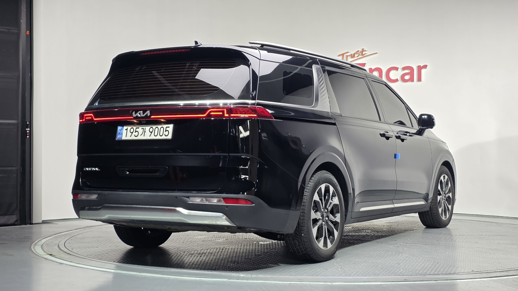 KIA CARNIVAL photo 2