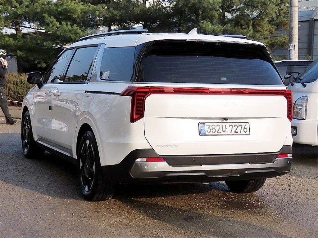 KIA CARNIVAL photo 3