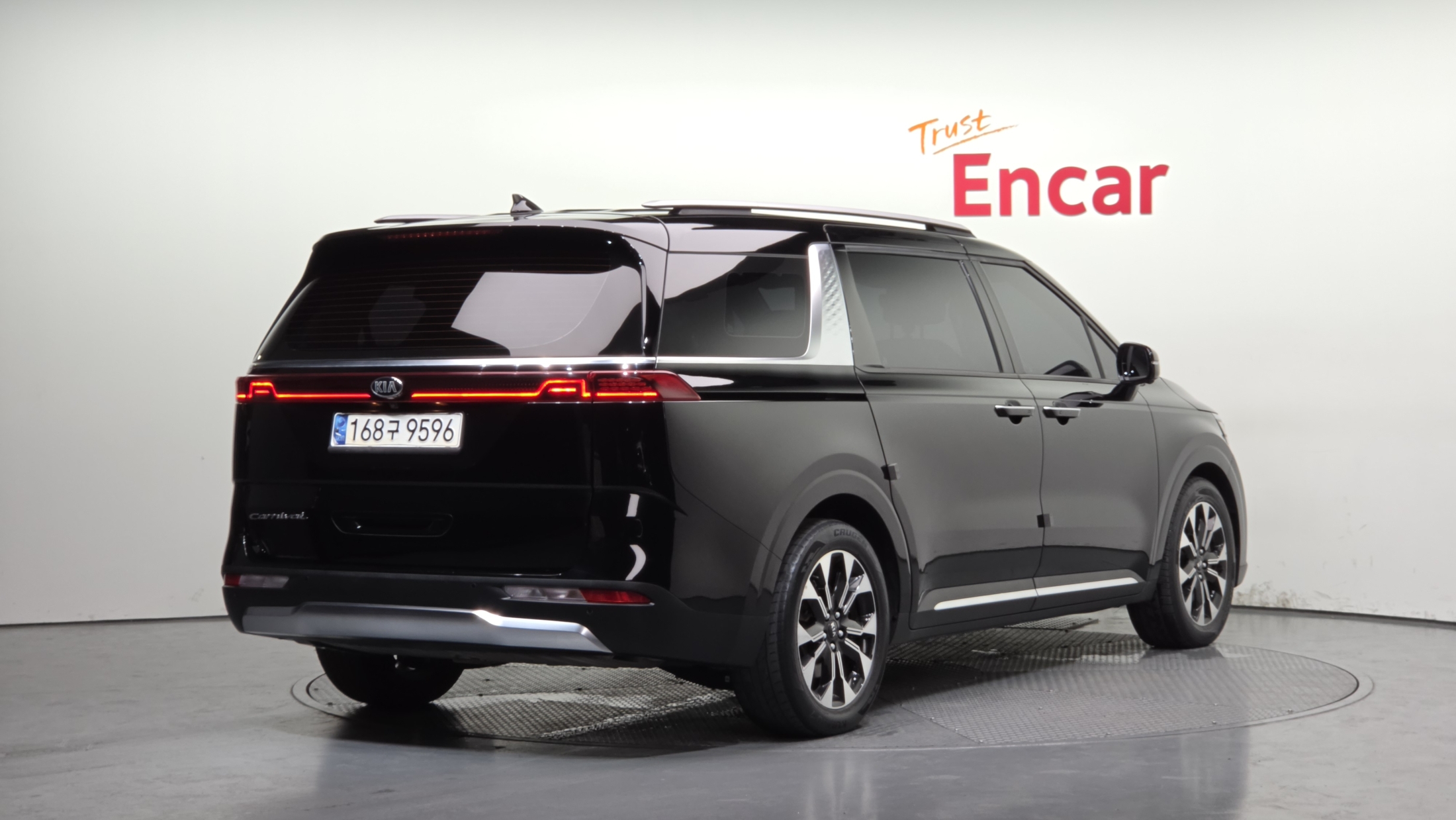 KIA CARNIVAL photo 2