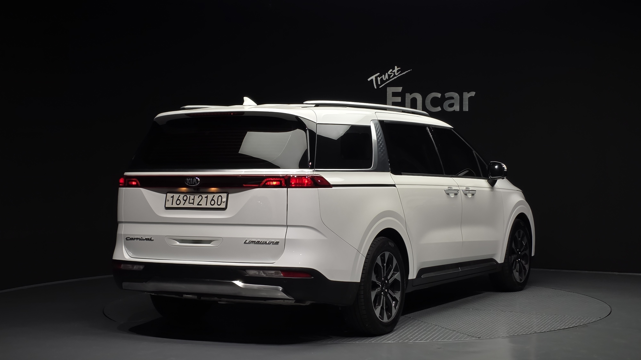 KIA CARNIVAL photo 2