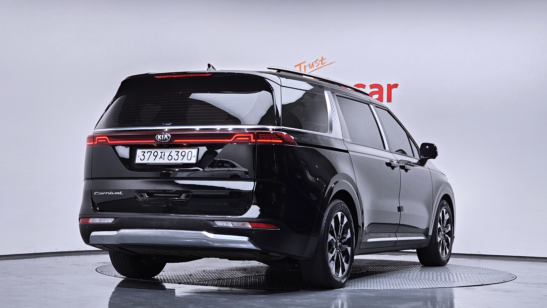 KIA CARNIVAL photo 2
