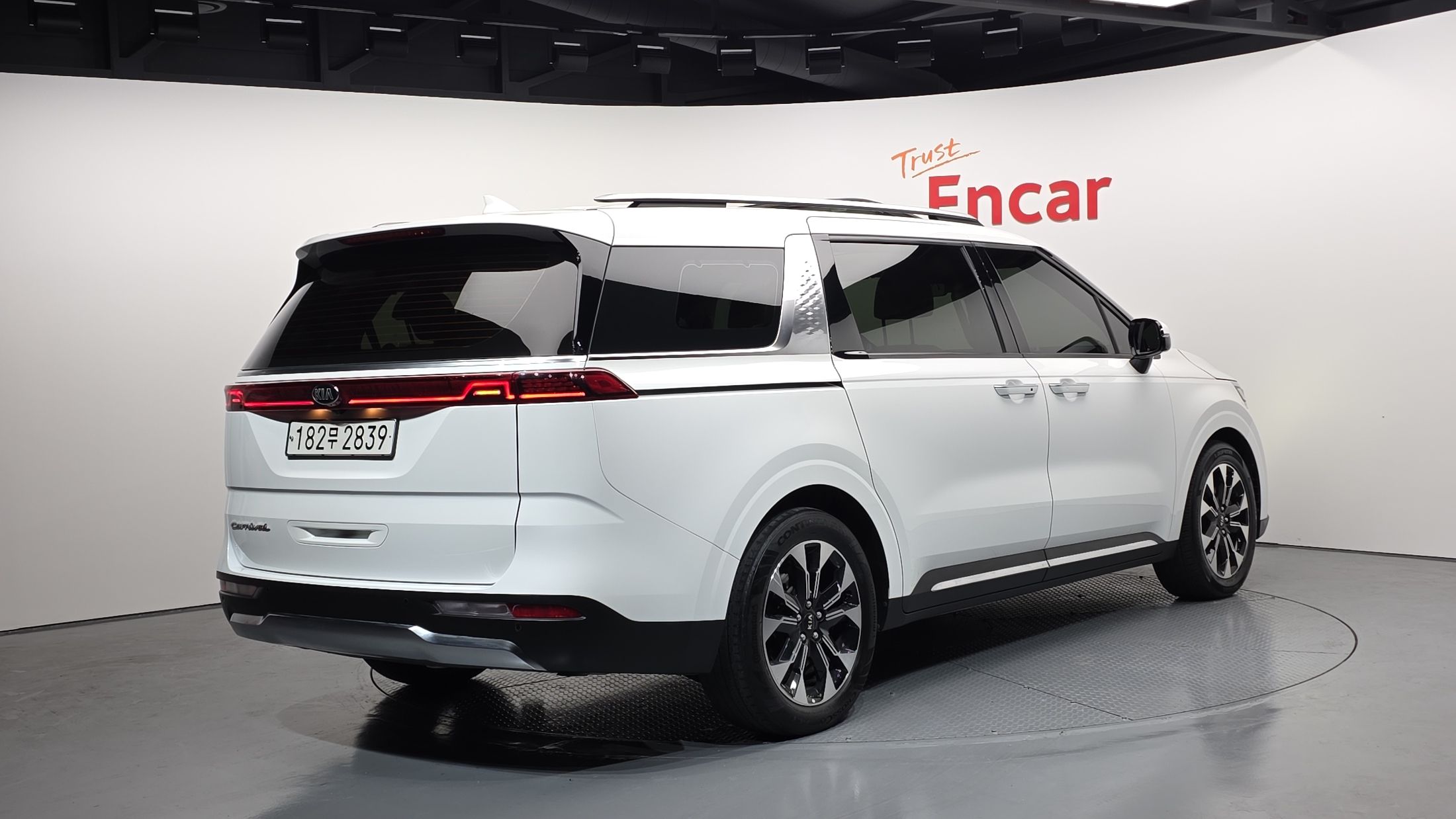 KIA CARNIVAL photo 2