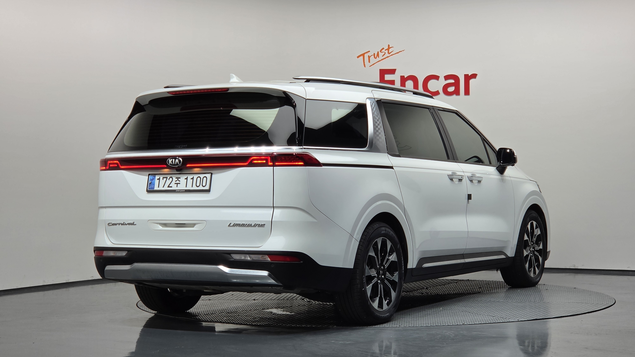 KIA CARNIVAL photo 2