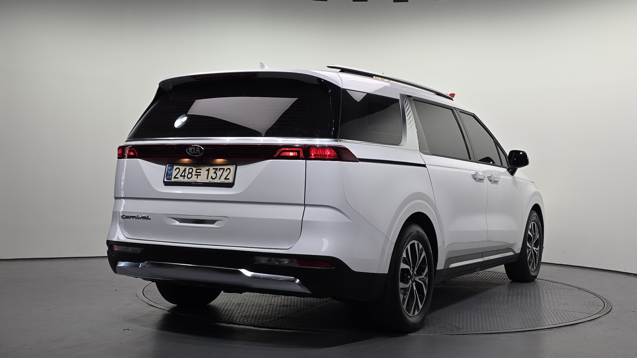 KIA CARNIVAL photo 2