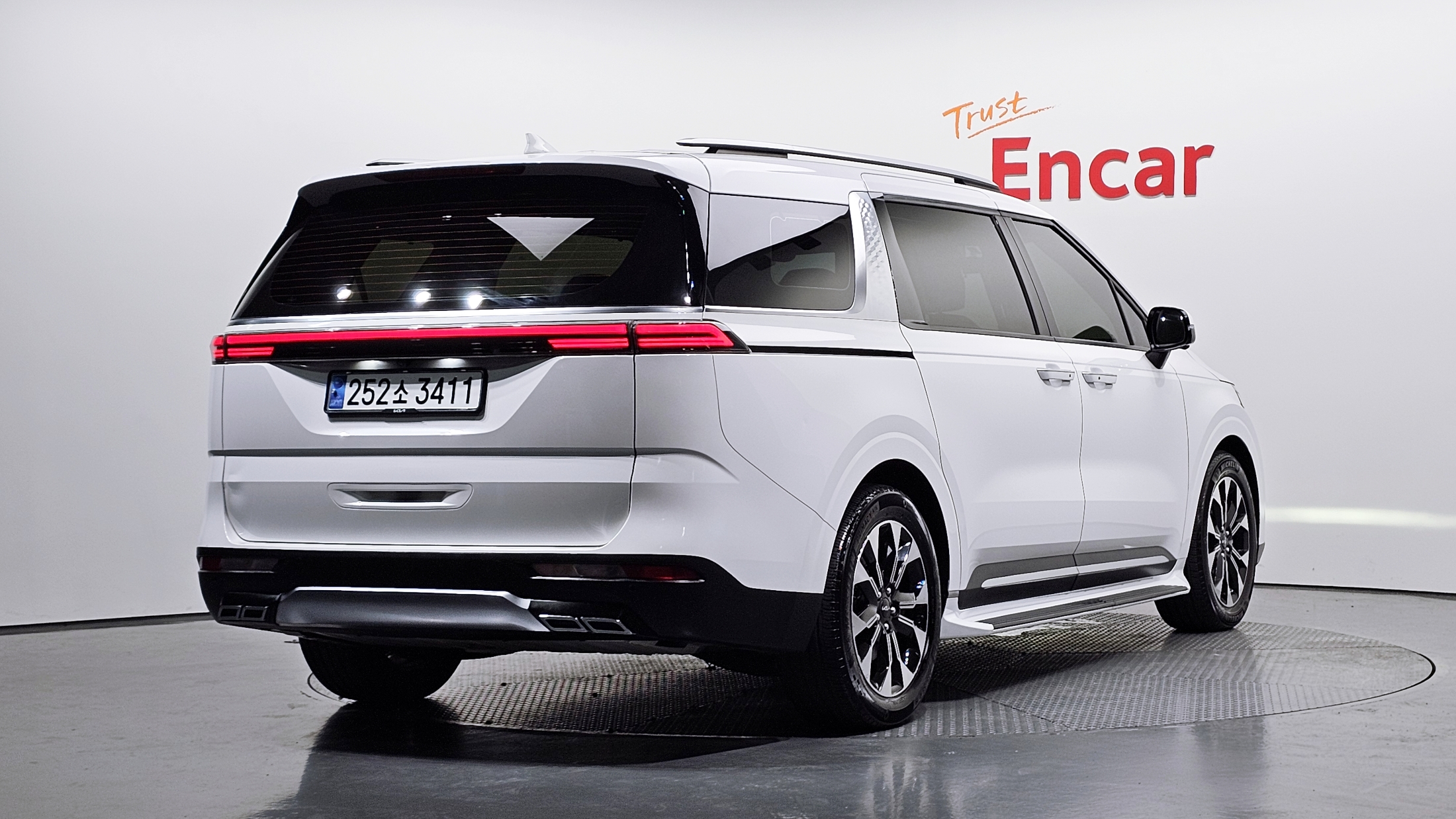 KIA CARNIVAL photo 2