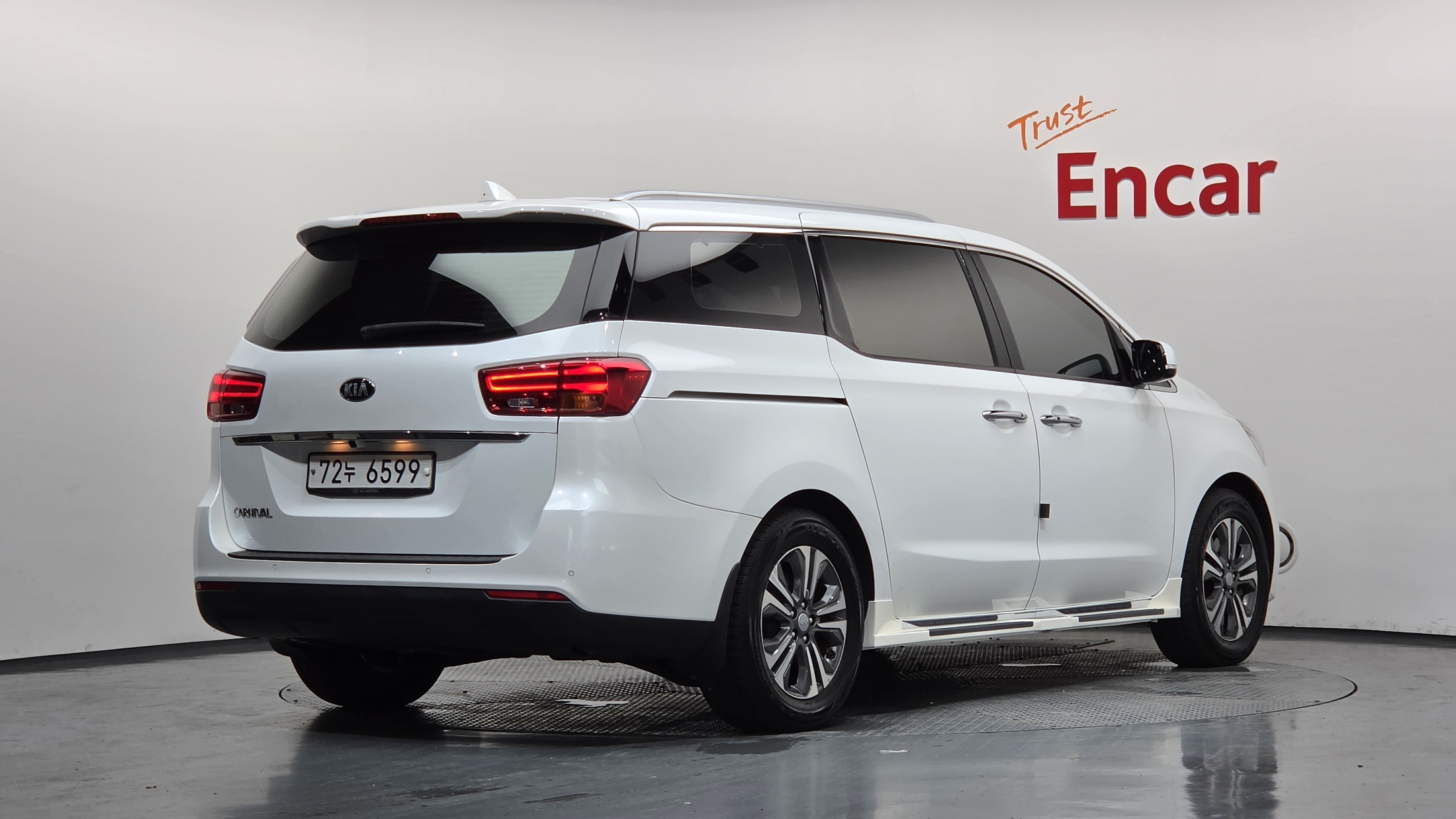 KIA CARNIVAL photo 2