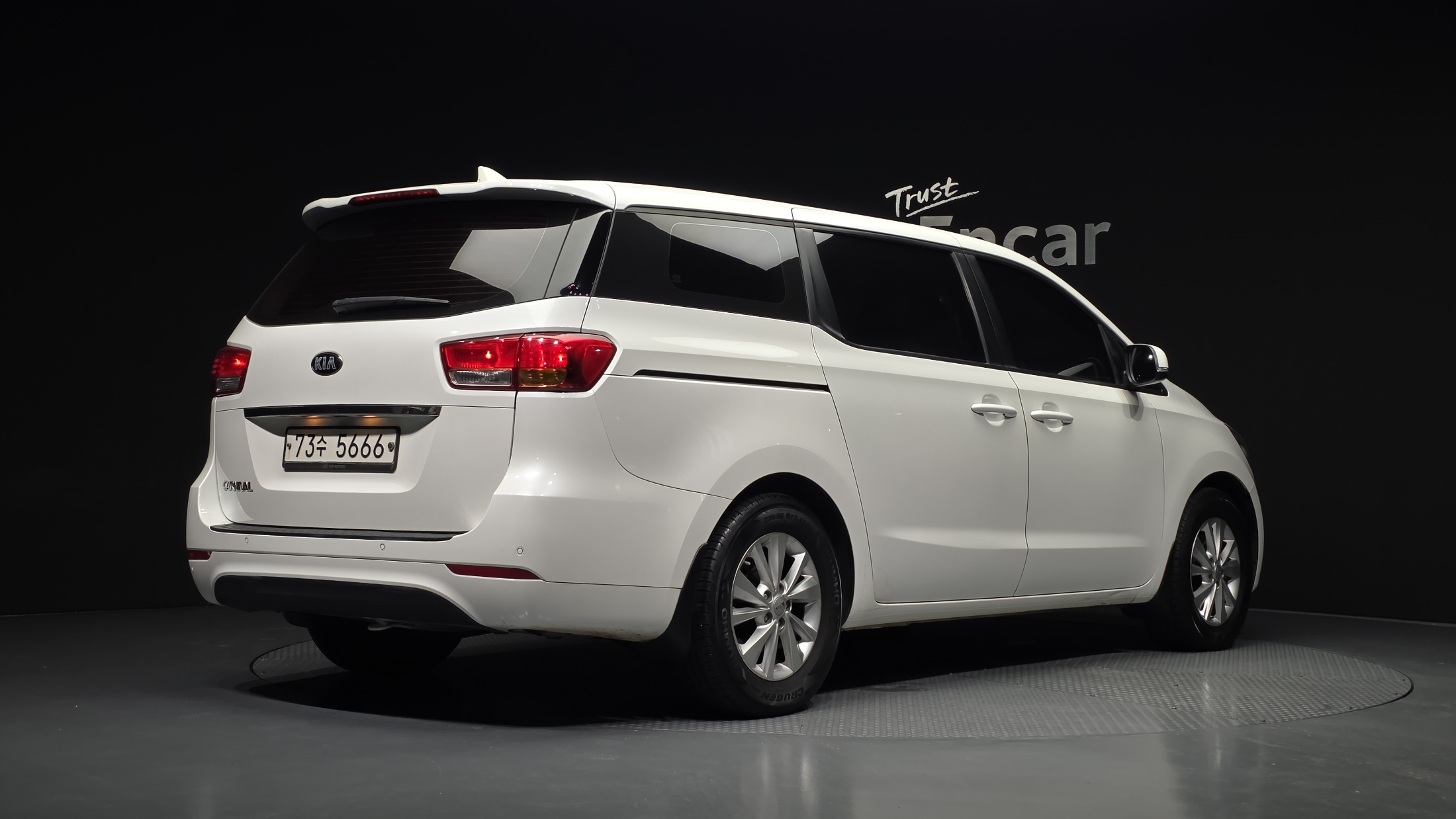KIA CARNIVAL photo 2