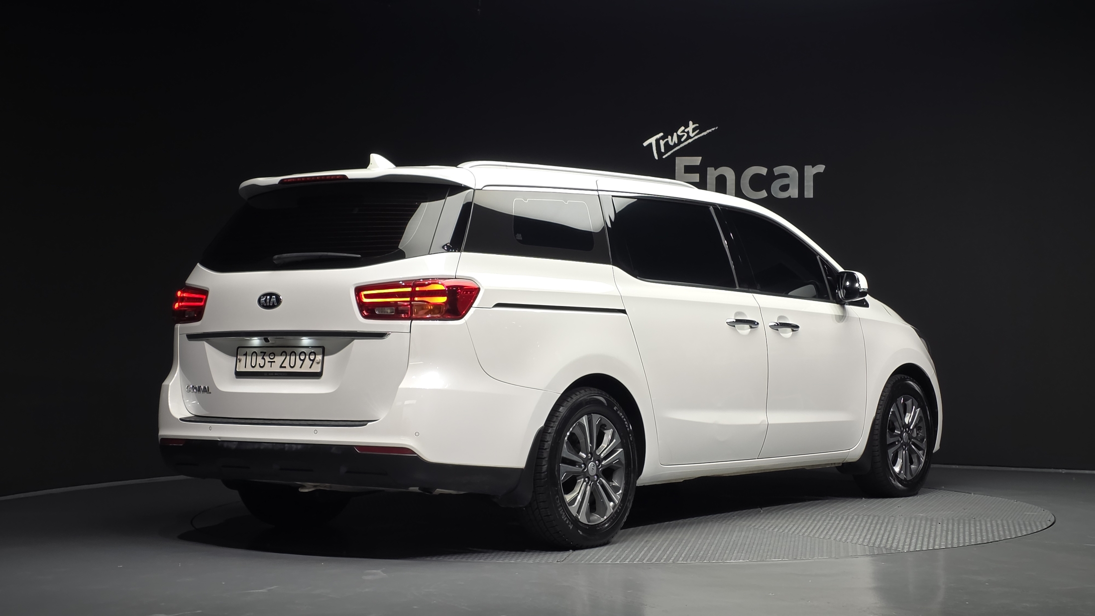 KIA CARNIVAL photo 2
