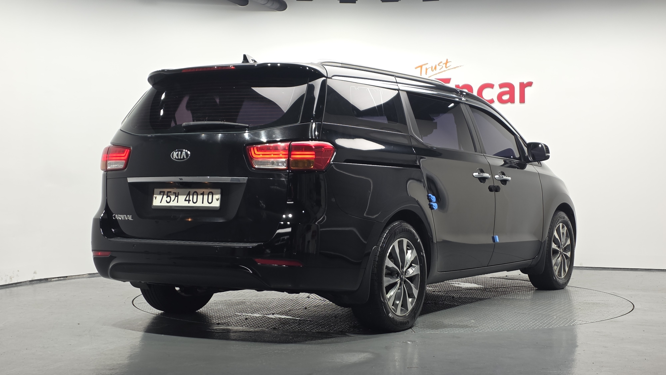 KIA CARNIVAL photo 2