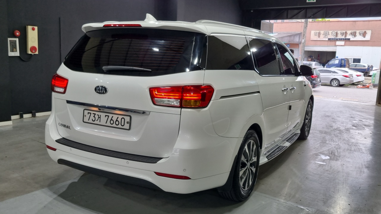 KIA CARNIVAL photo 2