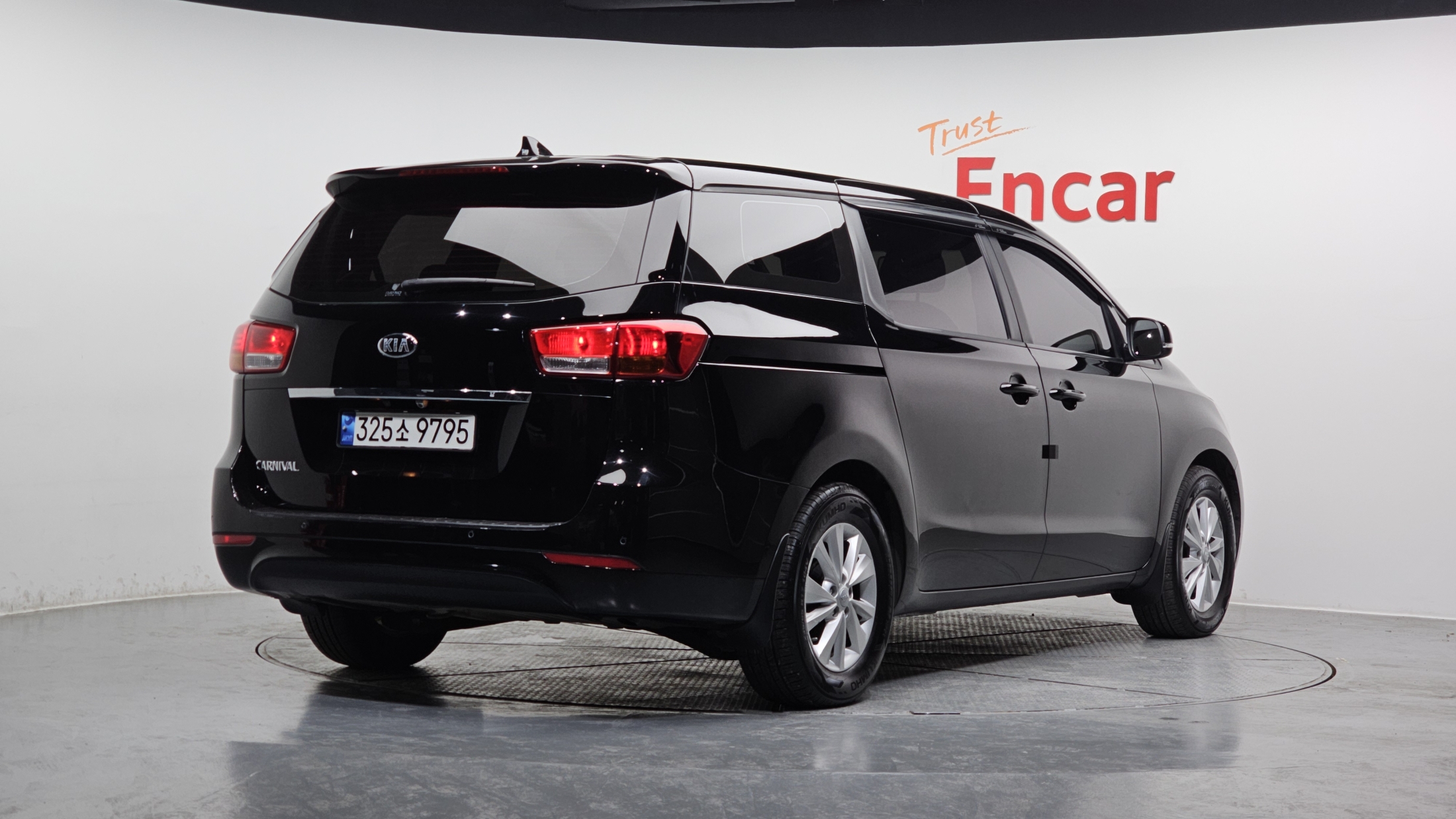 KIA CARNIVAL photo 2