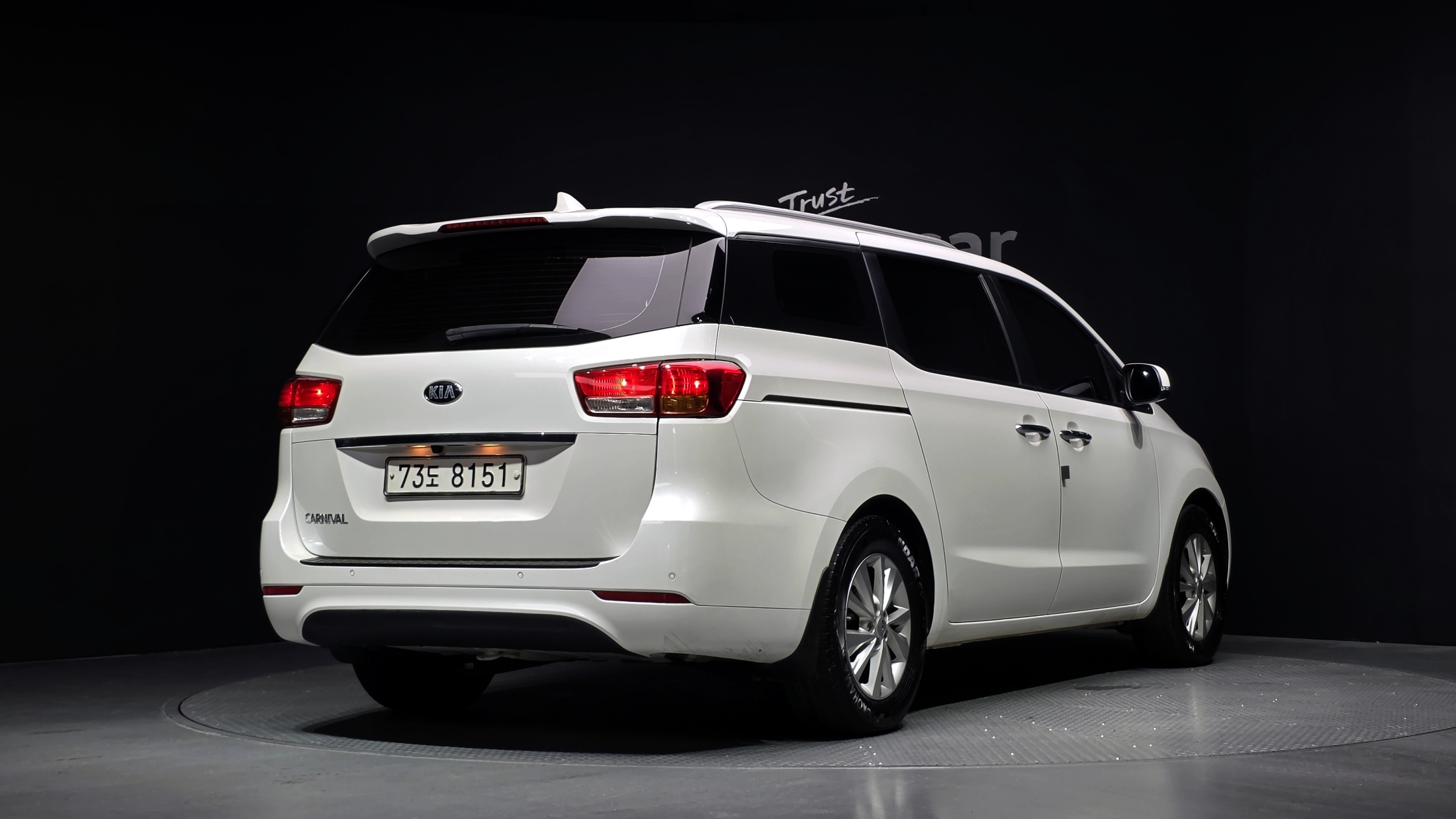 KIA CARNIVAL photo 2