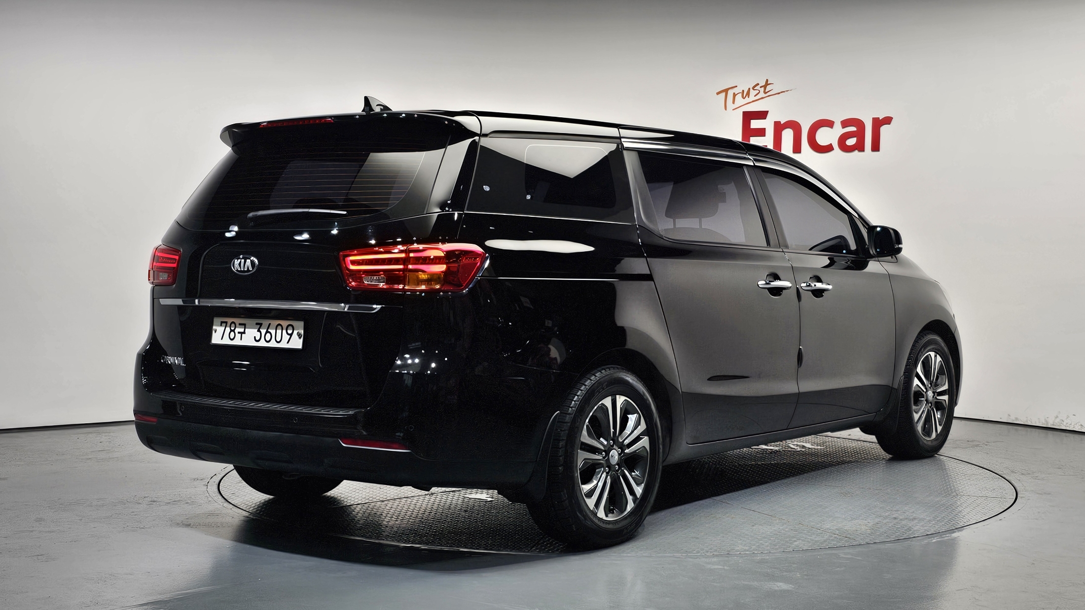 KIA CARNIVAL photo 2