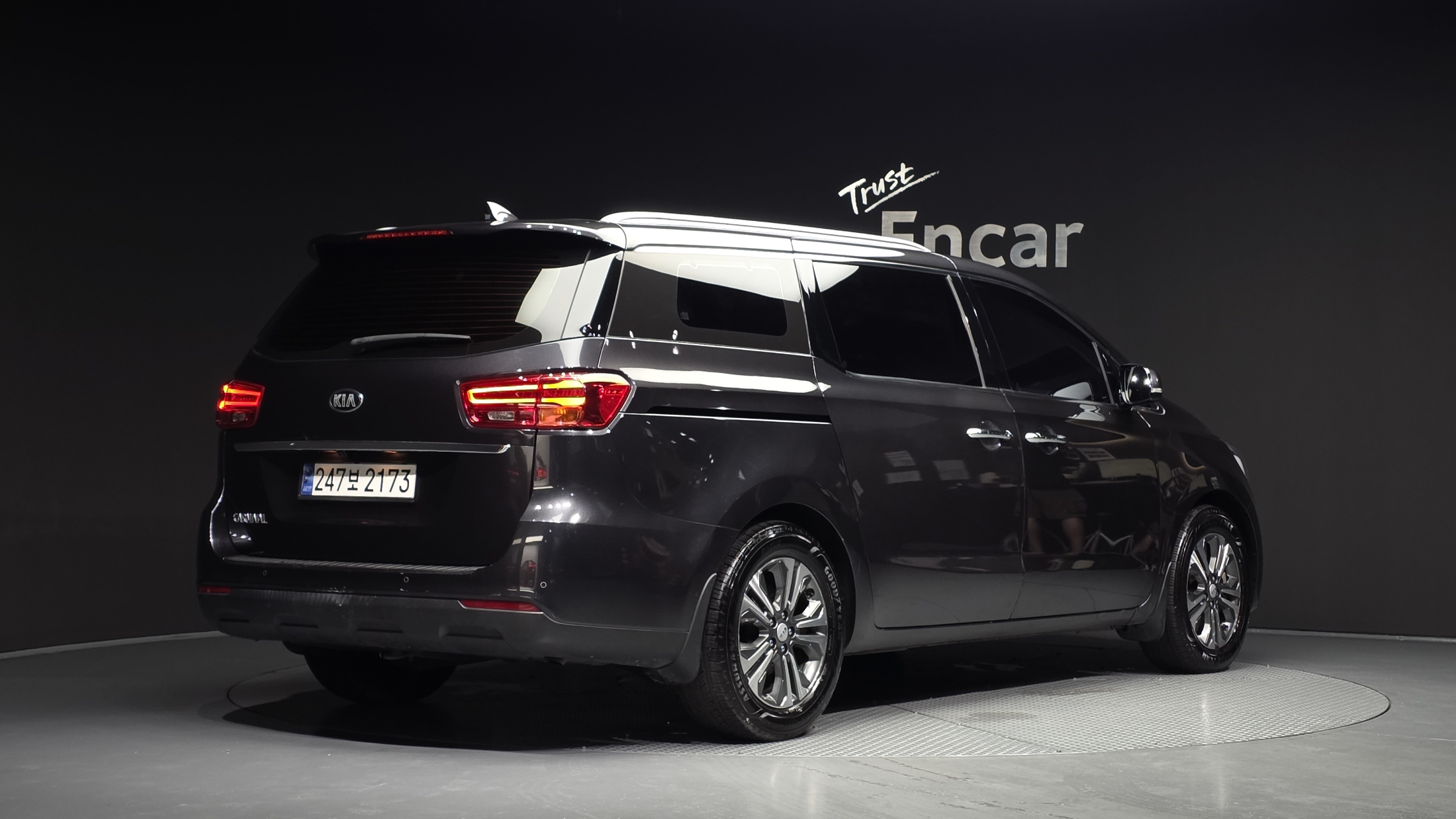 KIA CARNIVAL photo 2