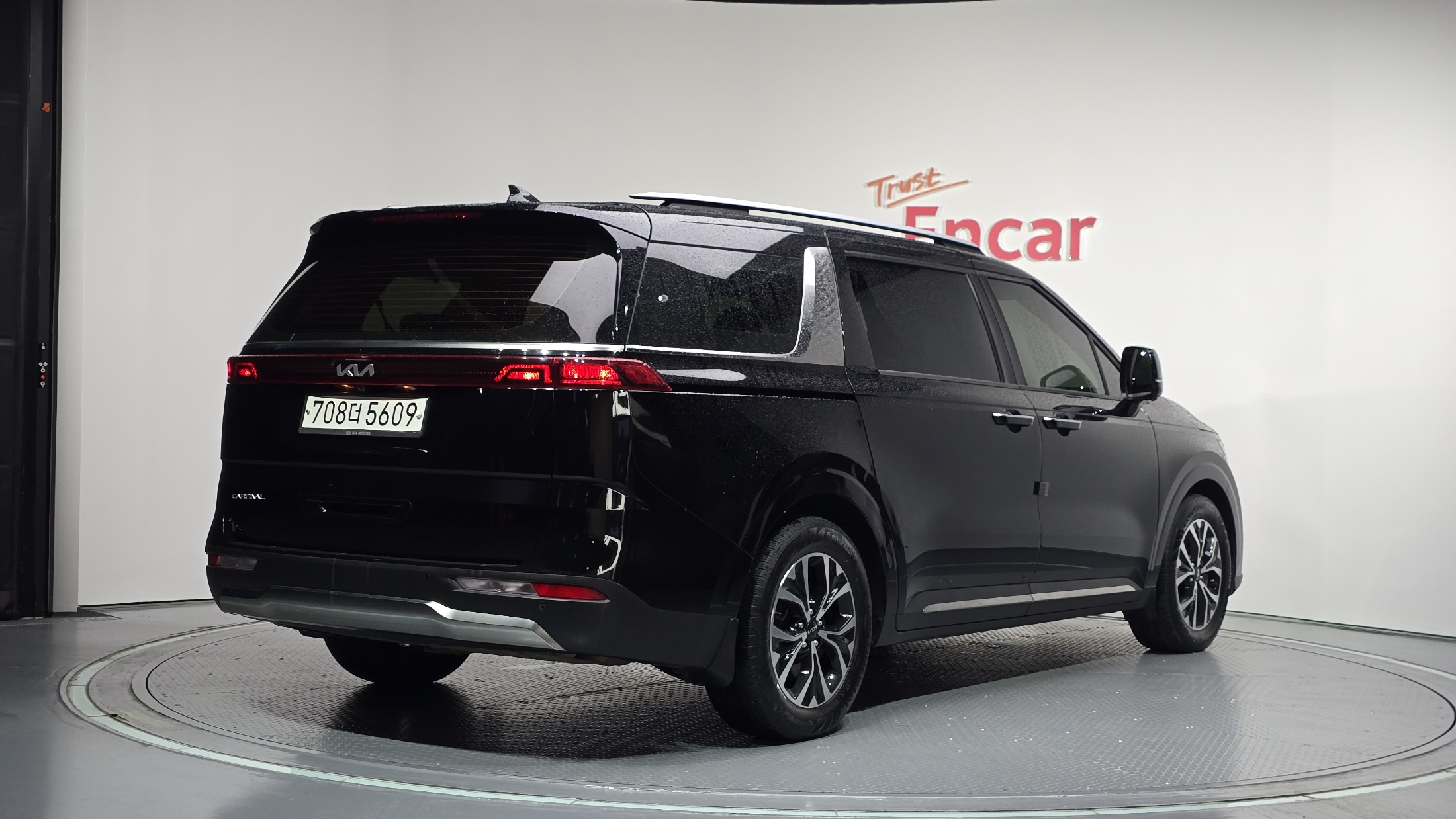 KIA CARNIVAL photo 2