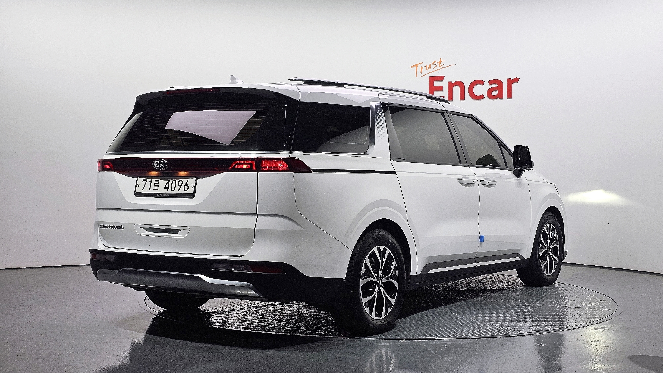 KIA CARNIVAL photo 2