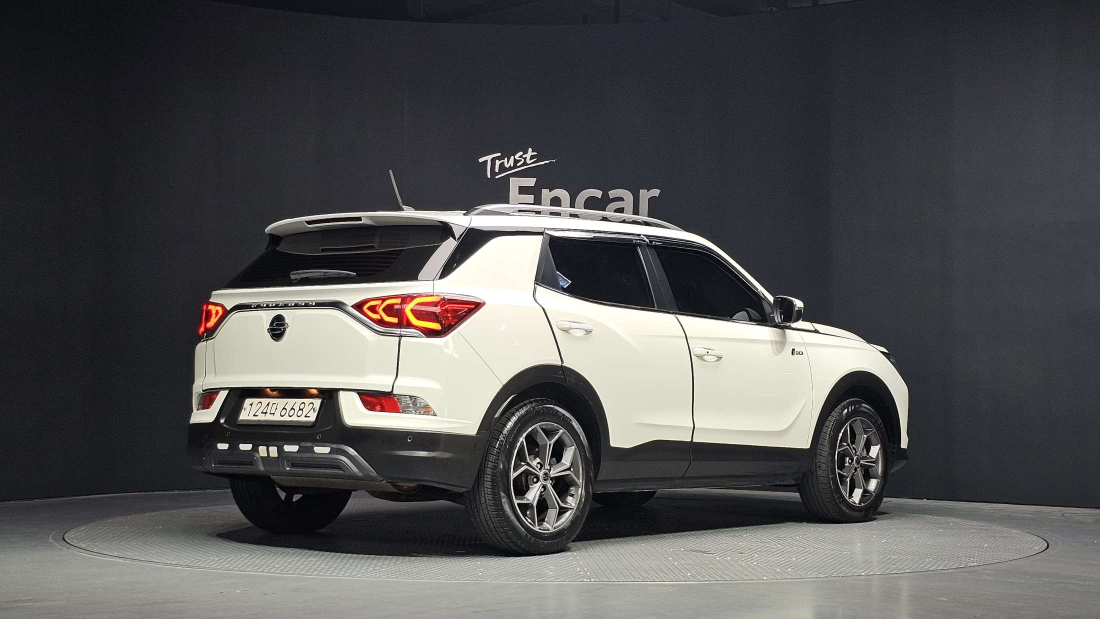 SSANGYONG KORANDO photo 2
