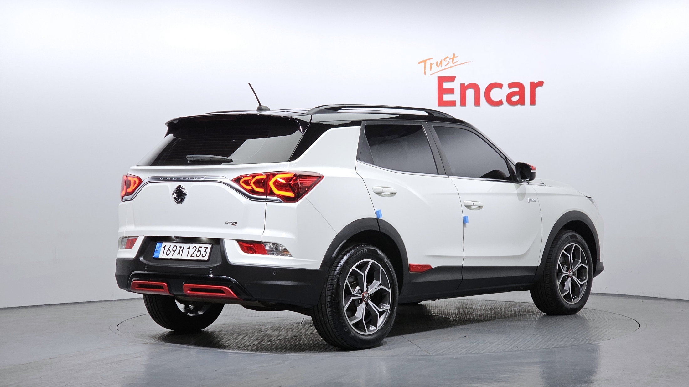 SSANGYONG KORANDO photo 2
