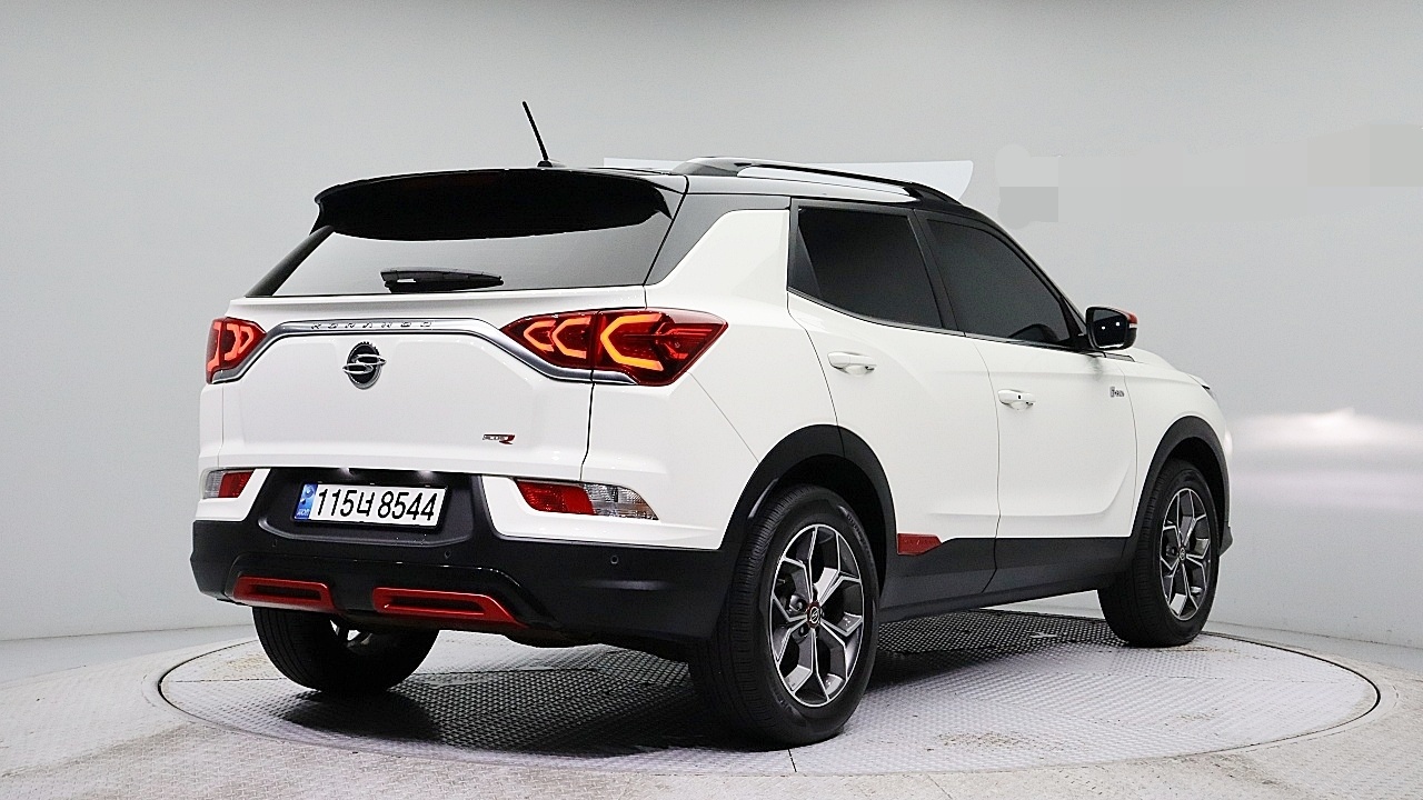 SSANGYONG KORANDO photo 2
