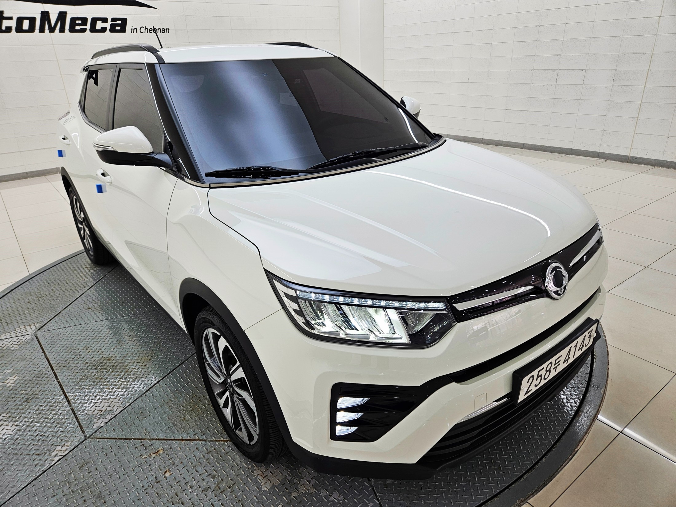 Mazda Bongo front view