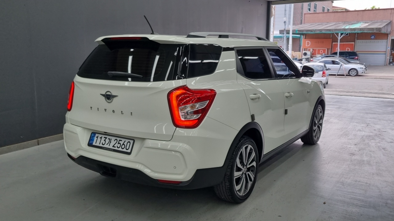 SSANGYONG TIVOLI photo 2