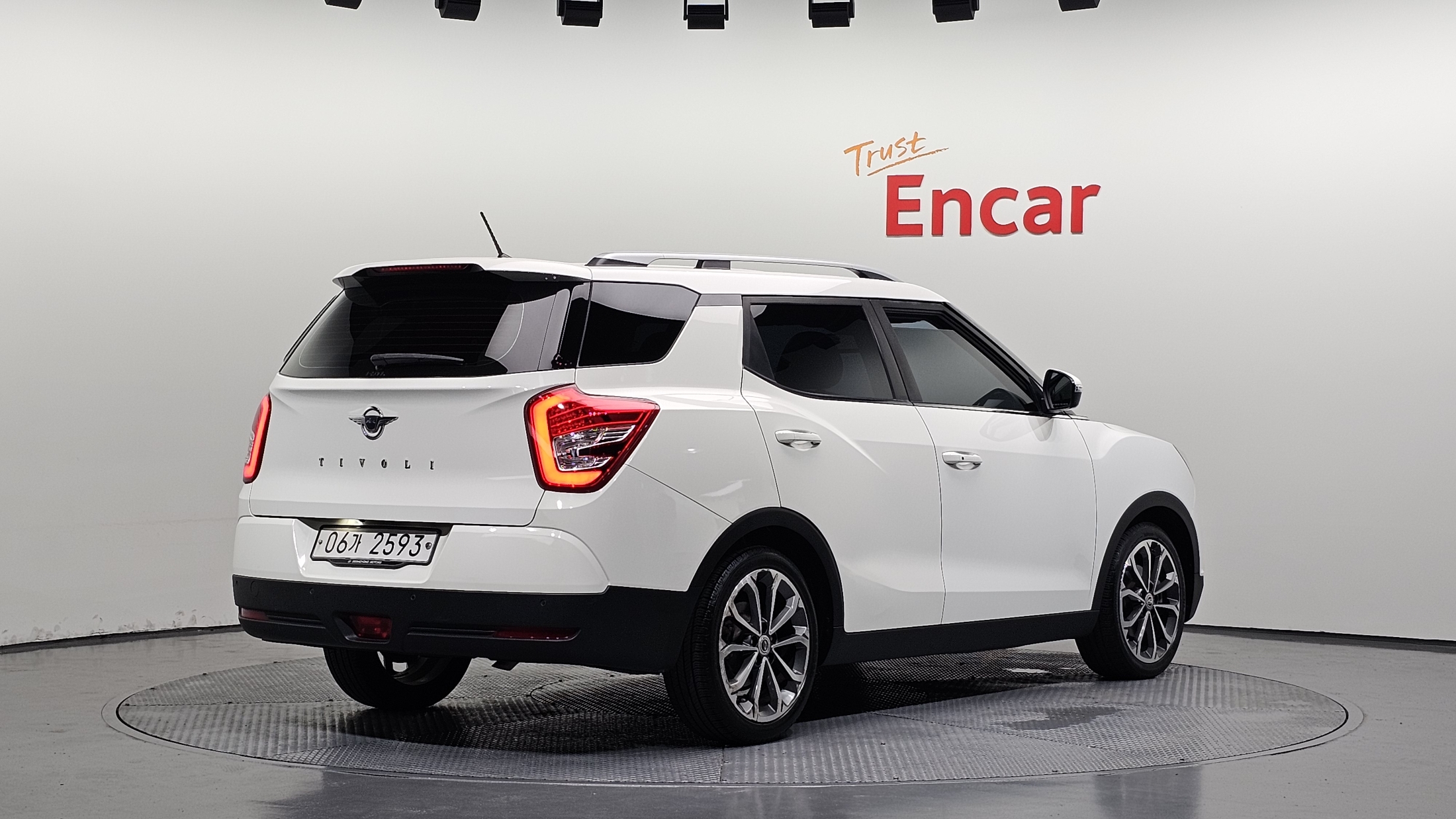 SSANGYONG TIVOLI photo 2