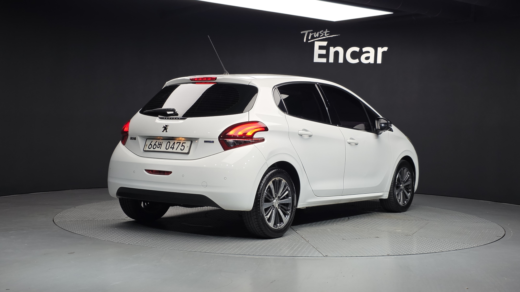PEUGEOT 208 photo 2