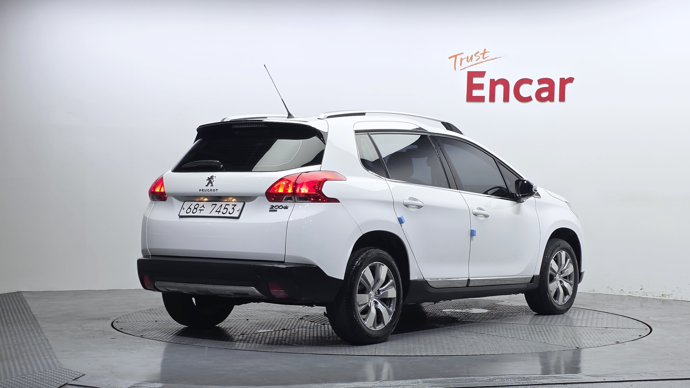 PEUGEOT 2008 photo 2