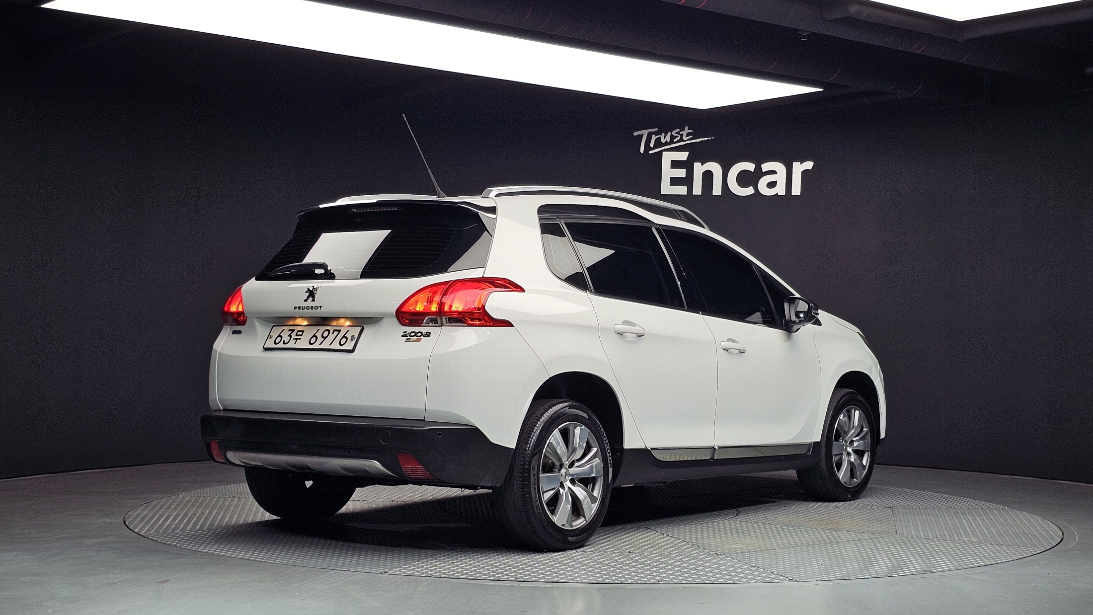 PEUGEOT 2008 photo 2