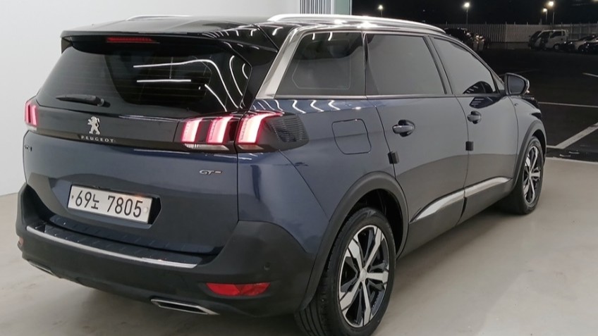 PEUGEOT 5008 photo 2