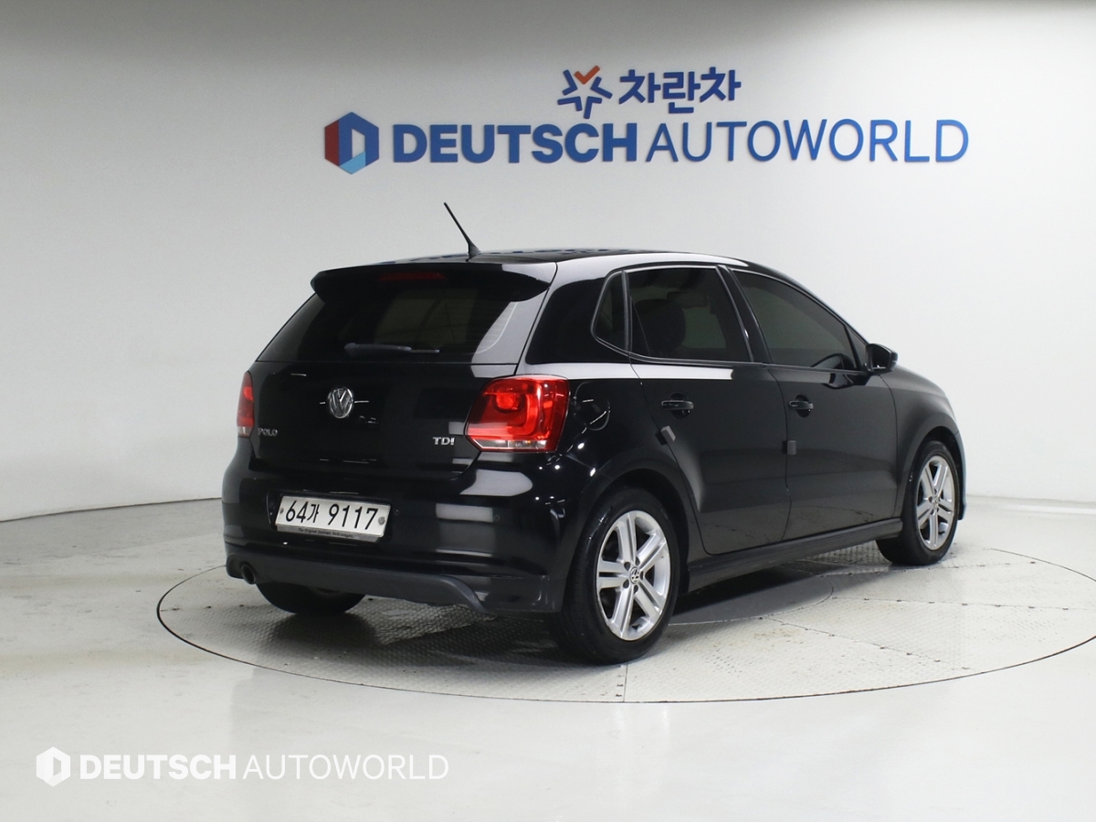 VOLKSWAGEN POLO photo 2