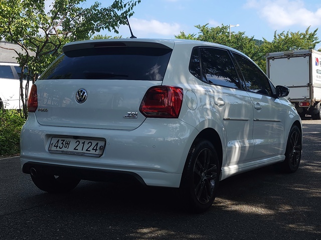 VOLKSWAGEN POLO photo 2