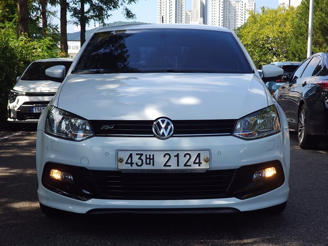 VOLKSWAGEN POLO photo 3